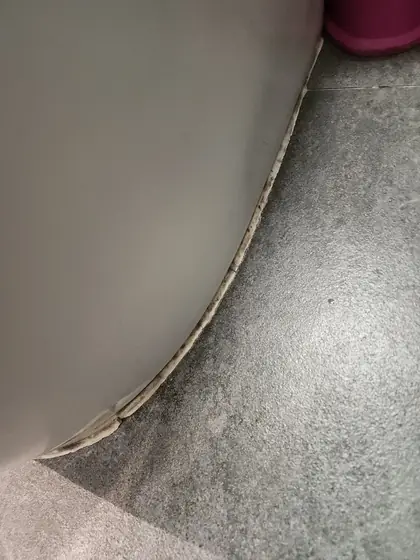 변기 실리콘 보수 — 검게 얼룩지고 금 간 백시멘트