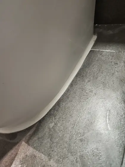 변기 실리콘 보수 — 실리콘 보수를 마친 변기 테두리