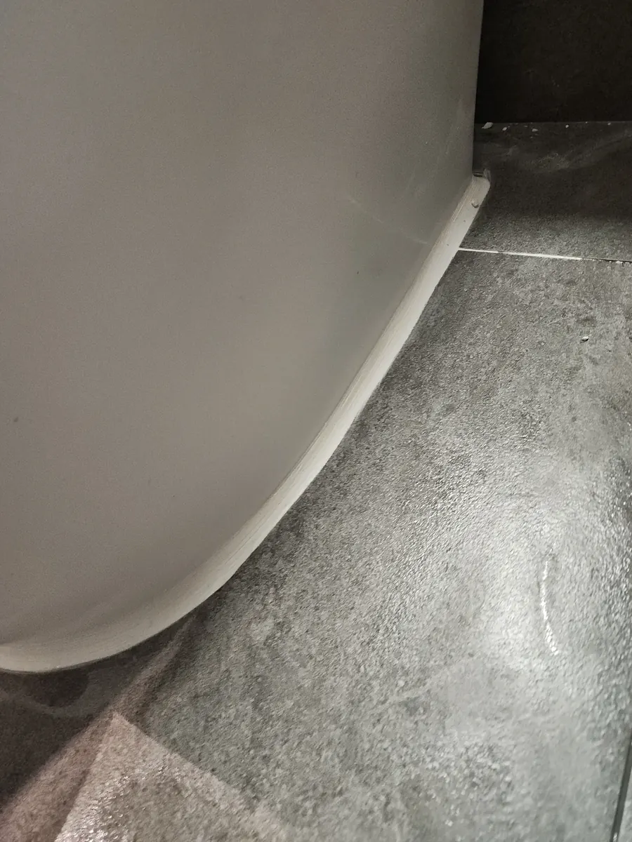 변기 실리콘 보수 — 실리콘 보수를 마친 변기 테두리