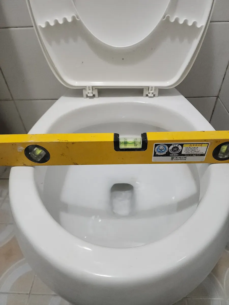 변기 백시멘트 제거 — 변기 수평 확인