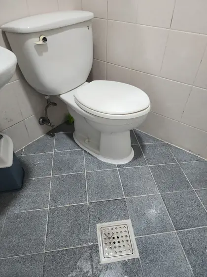 변기 테두리 재시공 — 테두리 재시공을 마친 변기