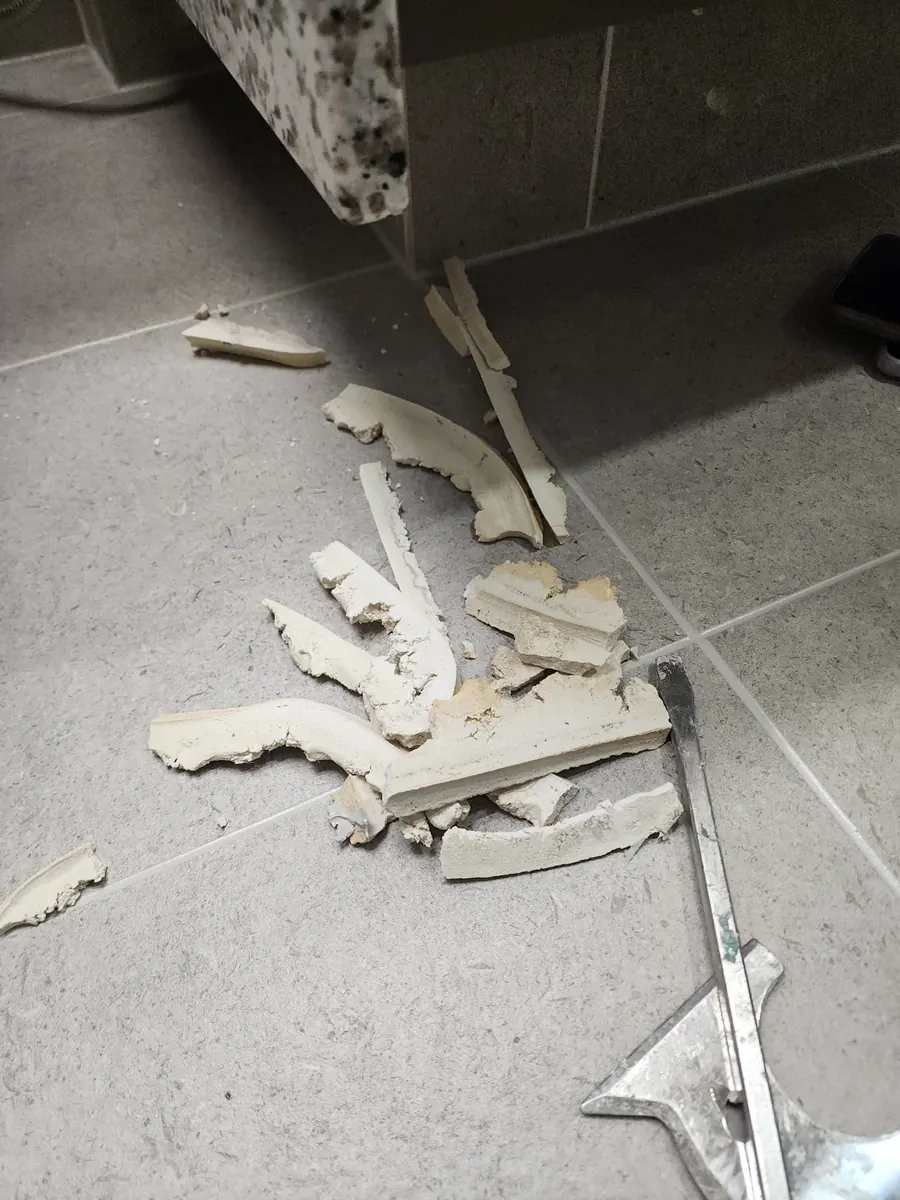 변기 백시멘트 교체 — 걷어 낸 백시멘트 조각