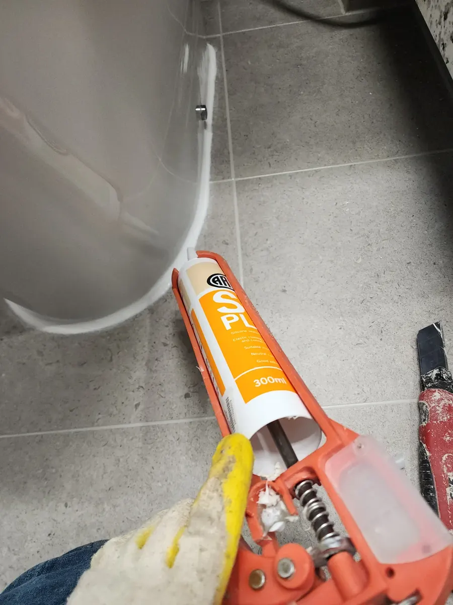변기 백시멘트 교체 — 변기 밑동에 실리콘 짜 넣기