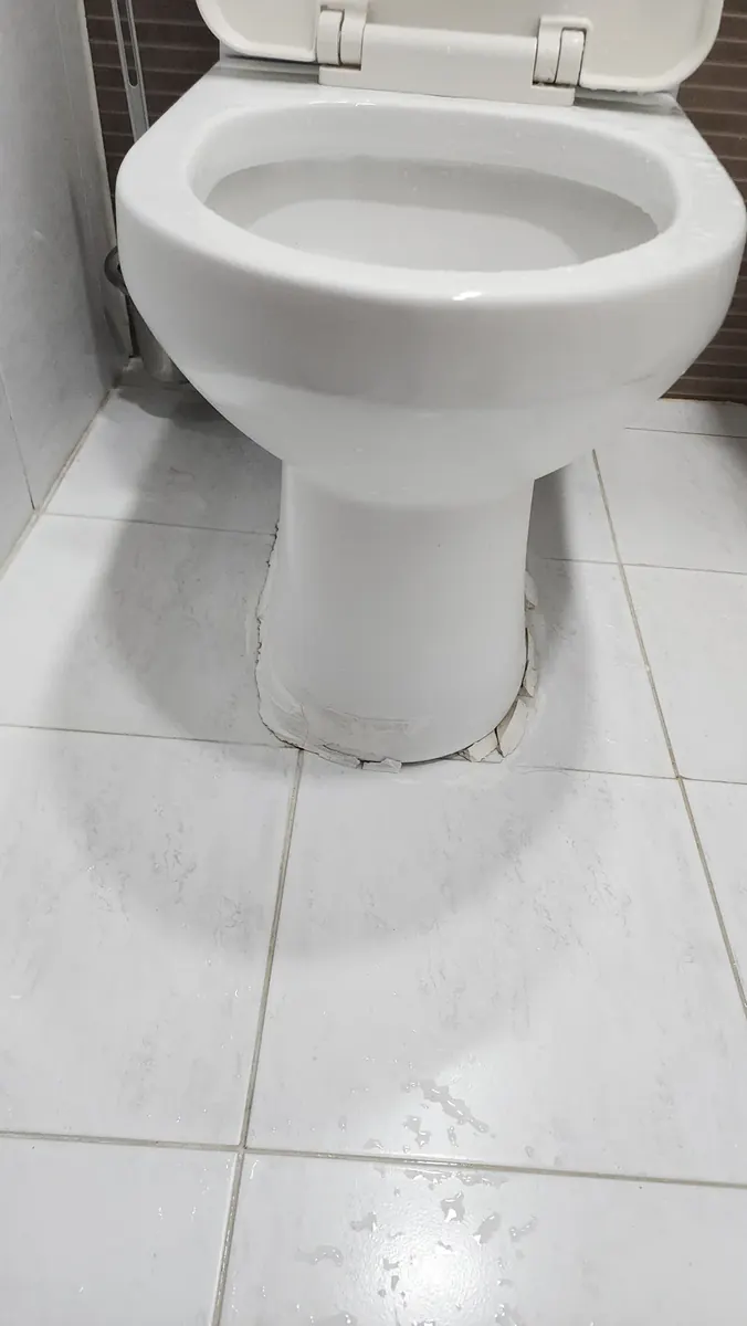 변기 실리콘 시공 — 테두리가 벌어진 변기