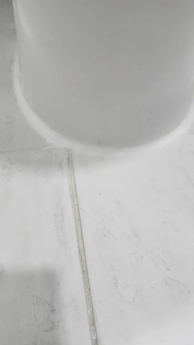 변기 실리콘 시공 — 실리콘으로 두른 변기 밑동