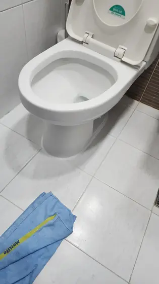 변기 실리콘 시공 — 테두리 재시공을 마친 변기